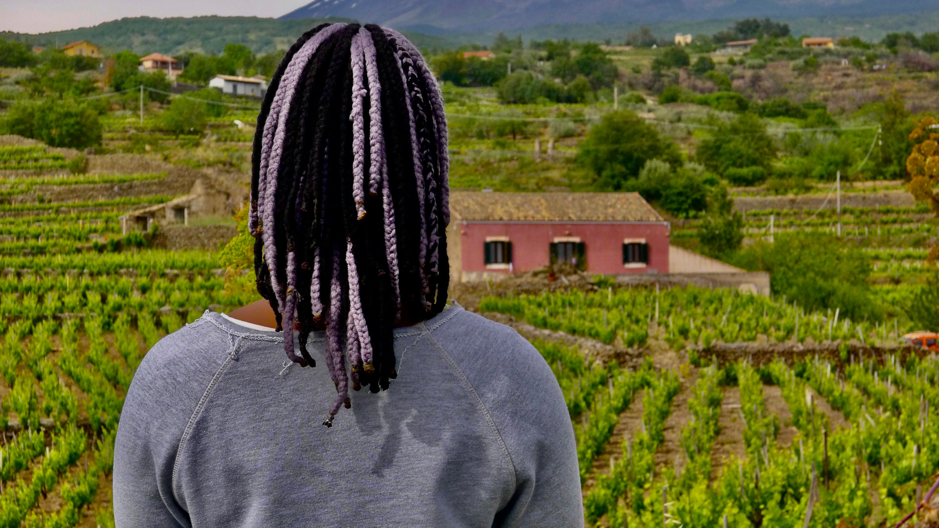 Mensch schaut in die Landschaft