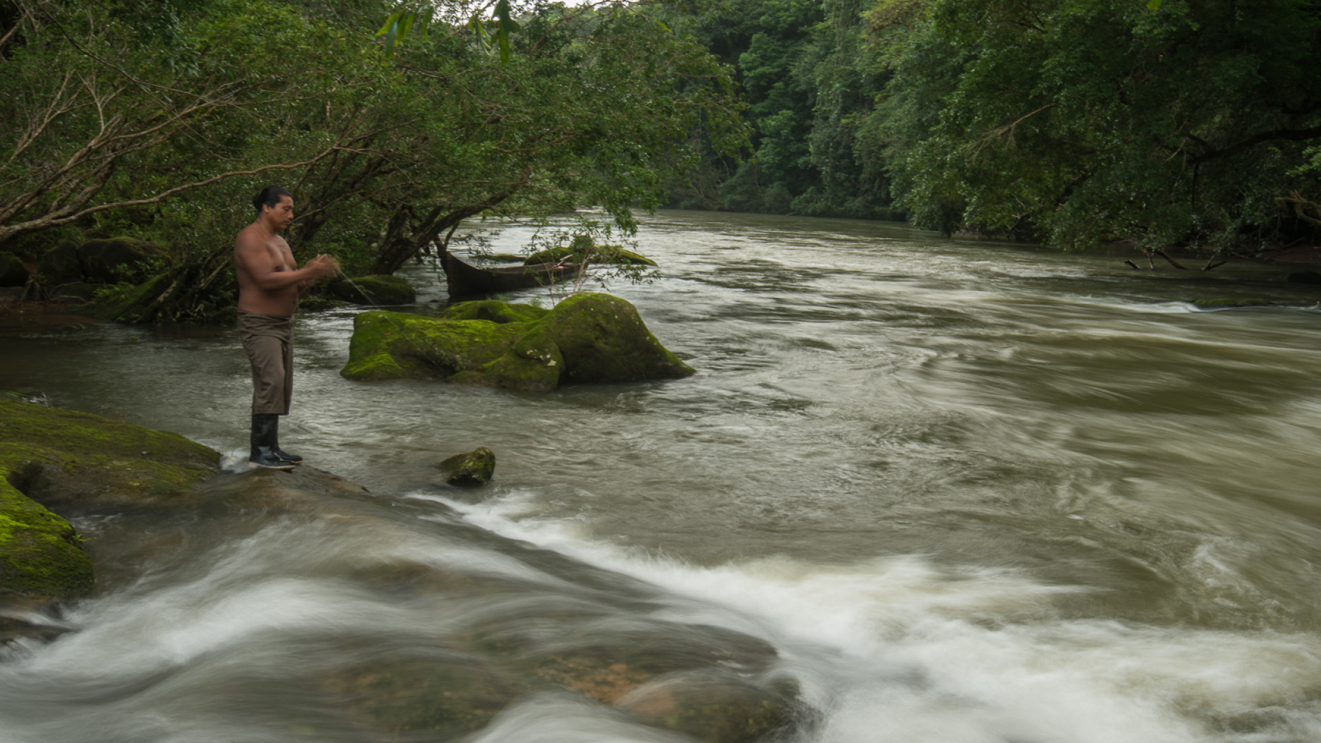 Mensch am Fluss