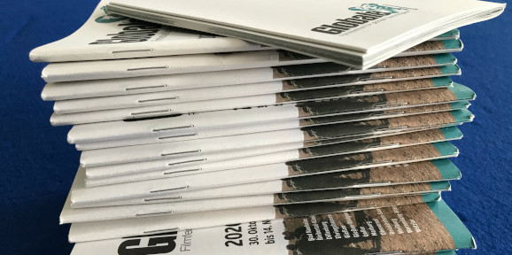 Programmhefte auf einem Stapel