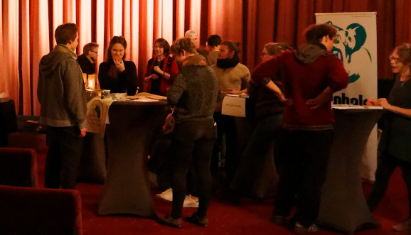 Graffito eine Coronamaske auf einer weissen Hauswand